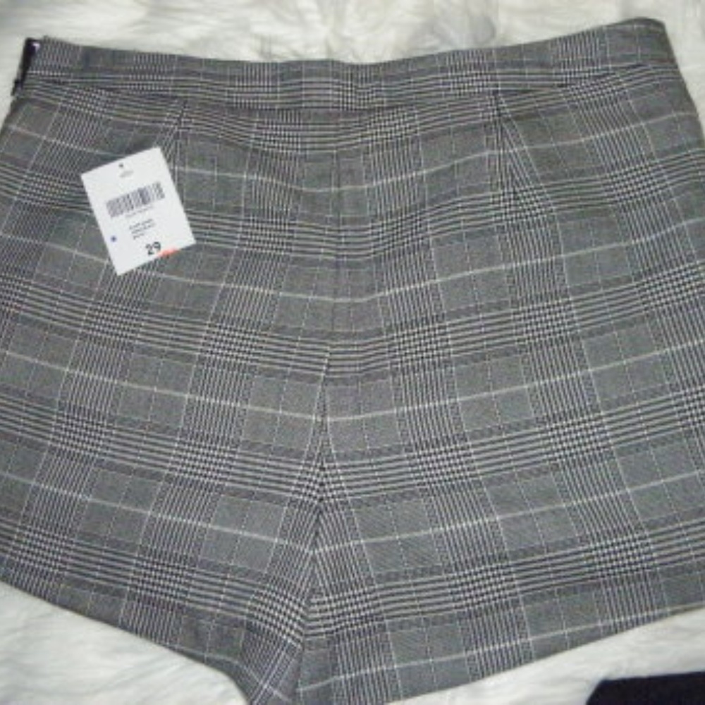Cute Forever 21 Hound-tooth Plaid Shorts. - Picture 4 of 7